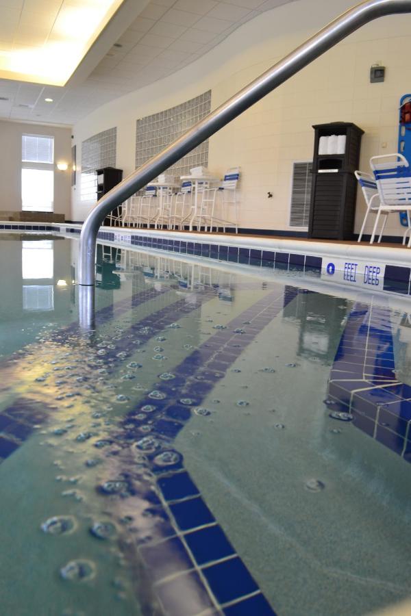 Heated swimming pool: Best Western University Inn