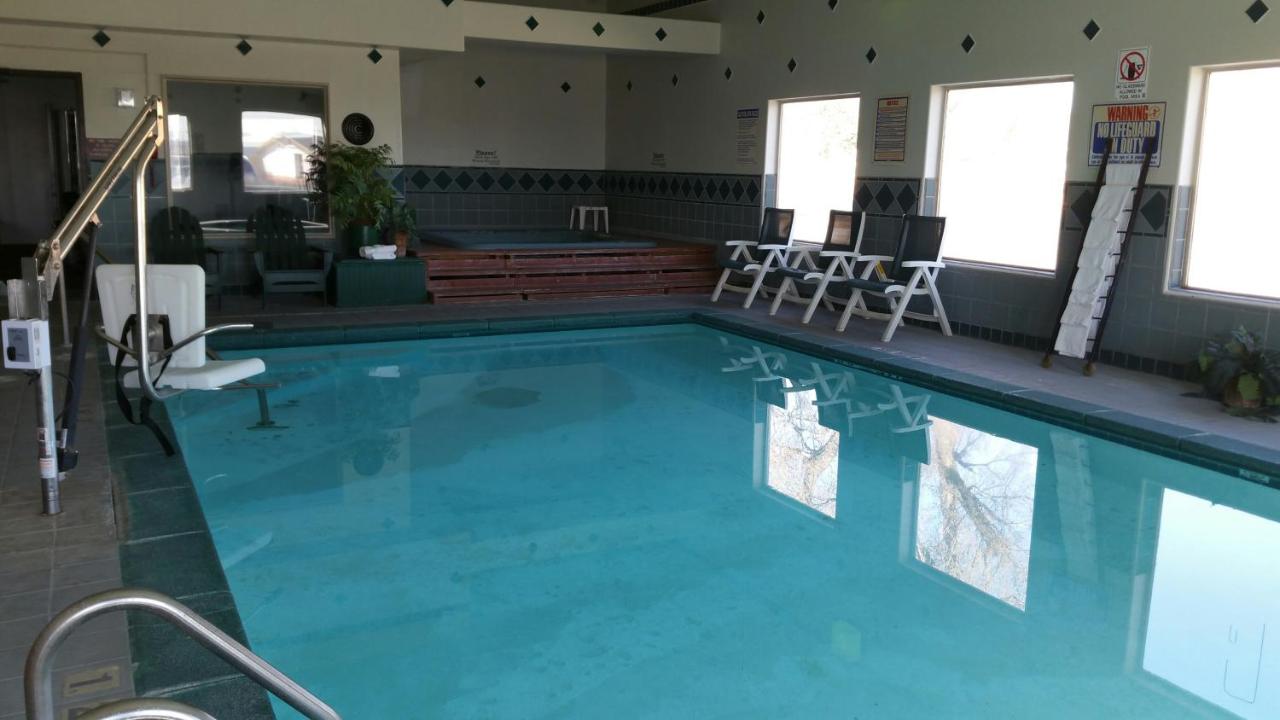 Heated swimming pool: Quality Inn Dodge City
