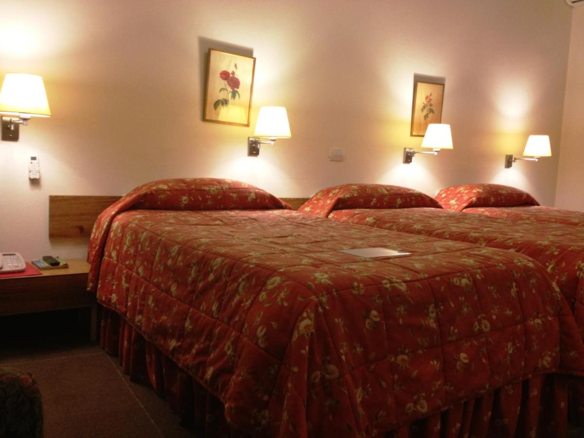 Embassy Hotel photo