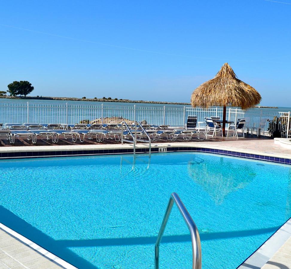 Heated swimming pool: Gulfview Hotel - On the Beach
