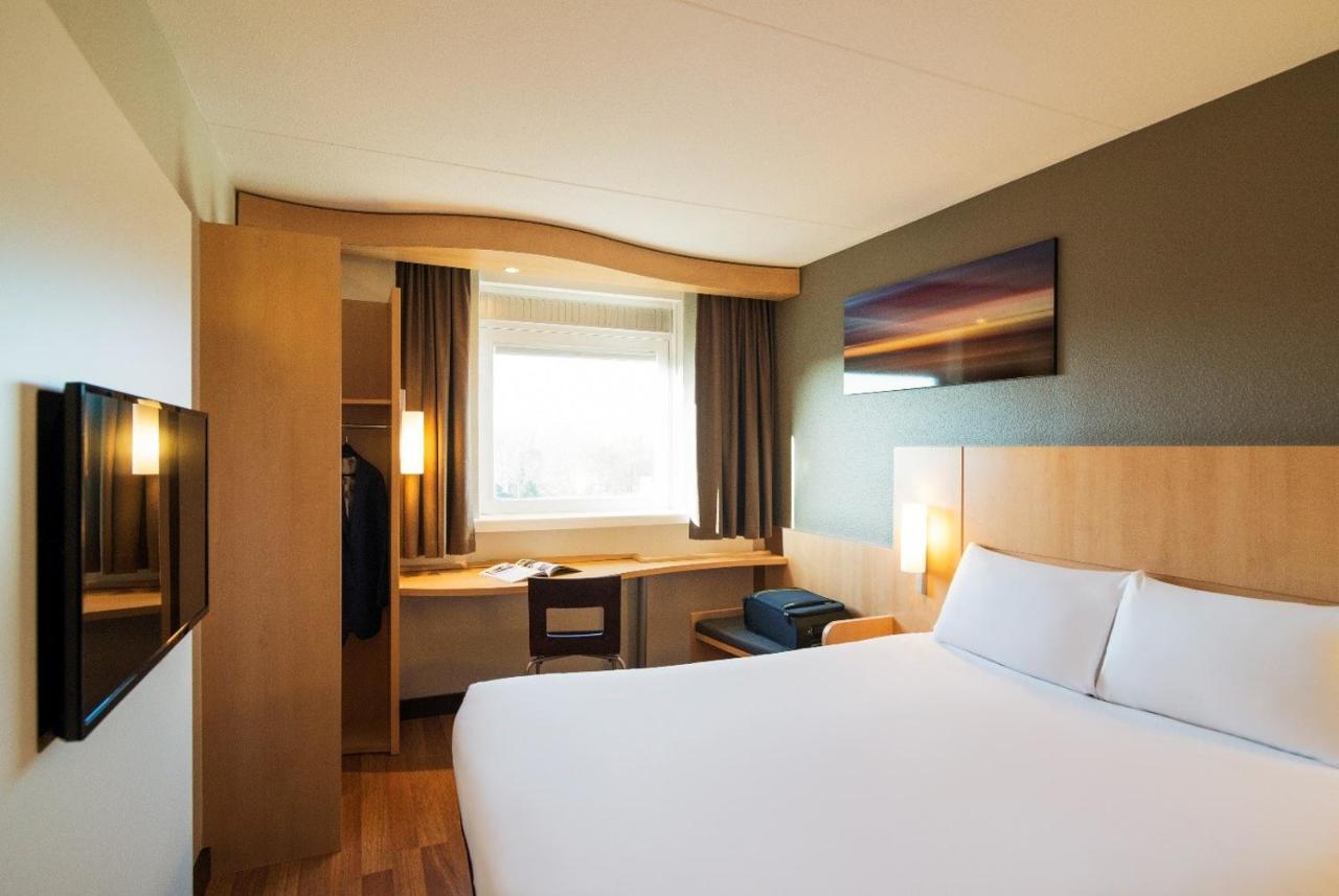 Een bed of bedden in een kamer bij ibis Utrecht