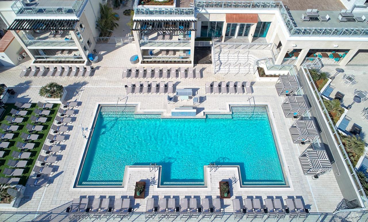 Heated swimming pool: Hard Rock Hotel Daytona Beach