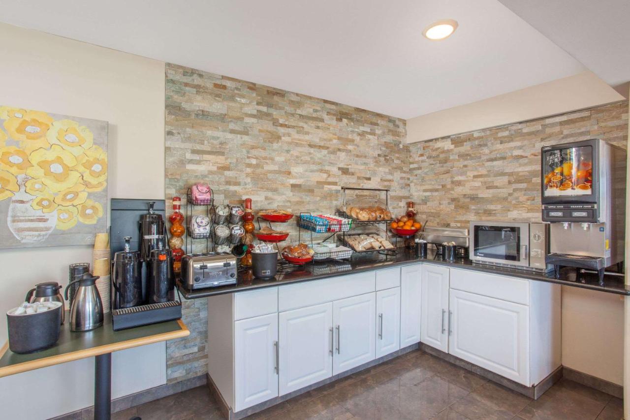 Ramada by Wyndham Culver City - 4