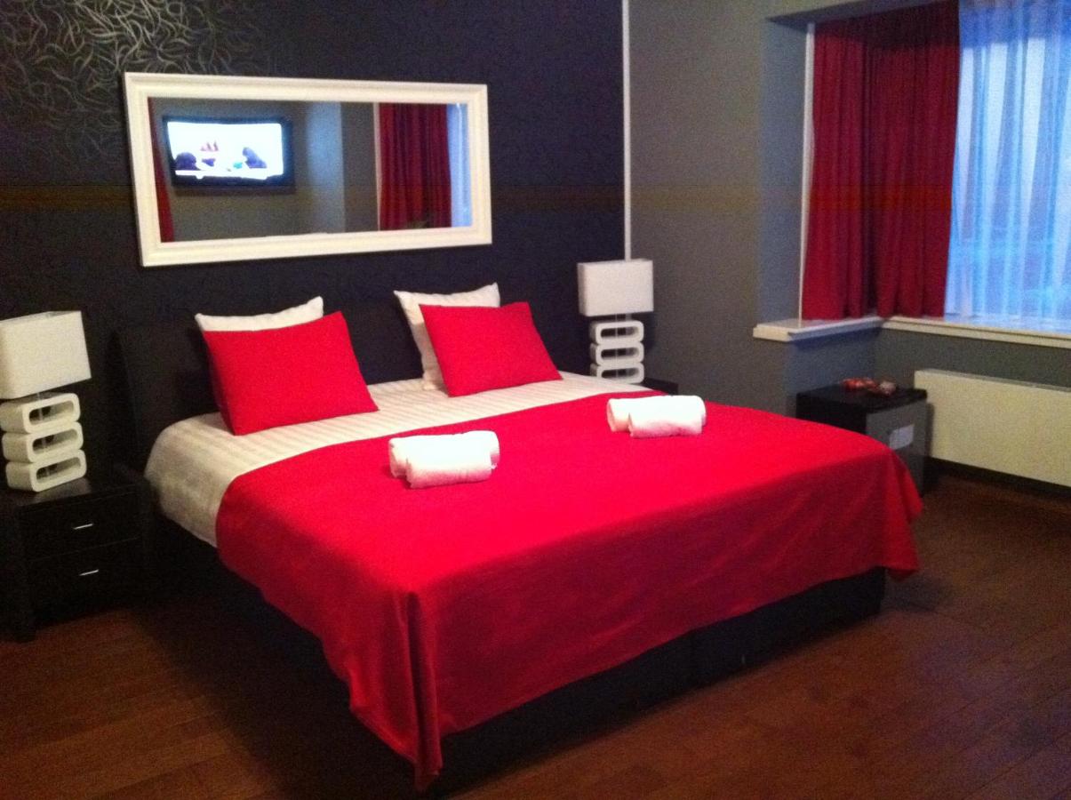 Alex Rooms photo