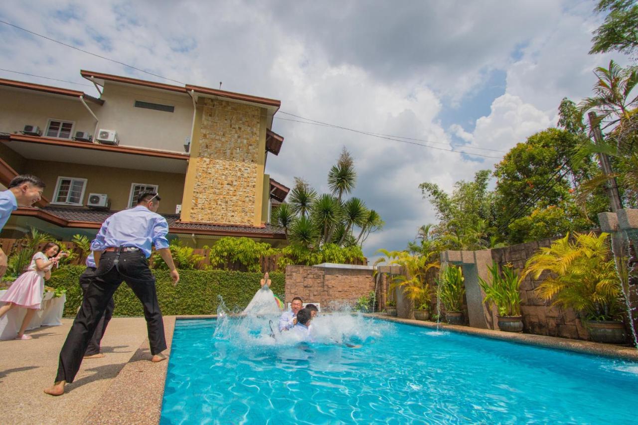 2 storey bungalow with swimming pool taman zooview homestay Dan May