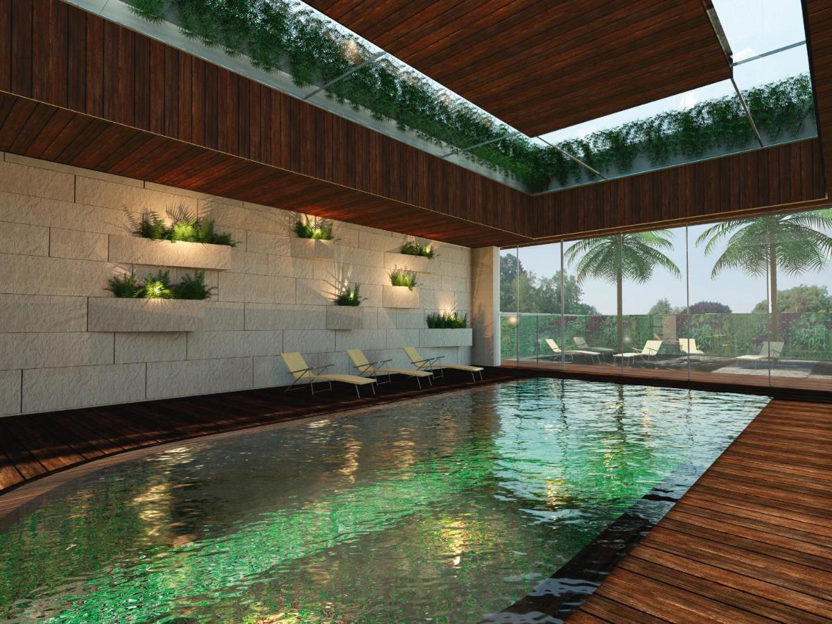 Heated swimming pool: Mövenpick Hotel du Lac Tunis