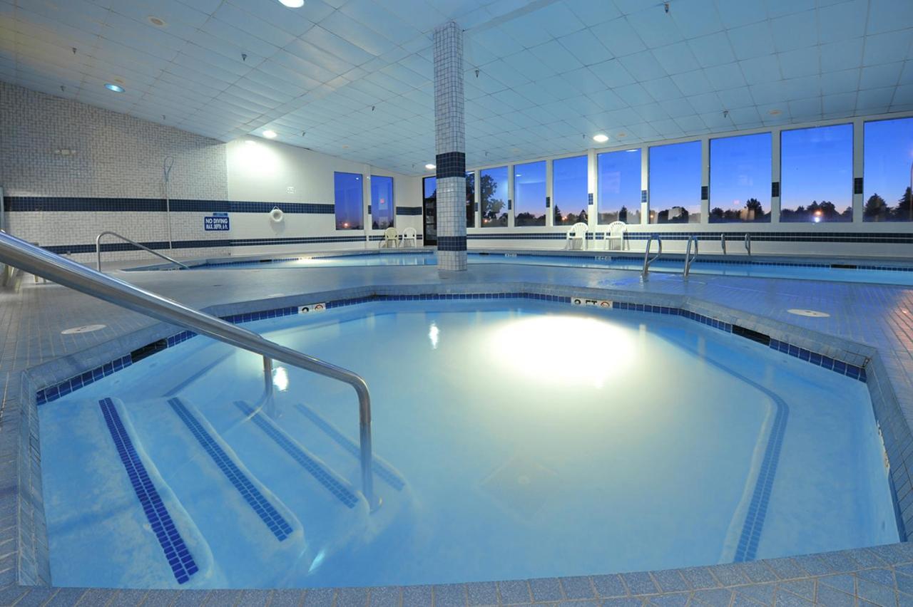 Heated swimming pool: Shilo Inn Suites - Idaho Falls