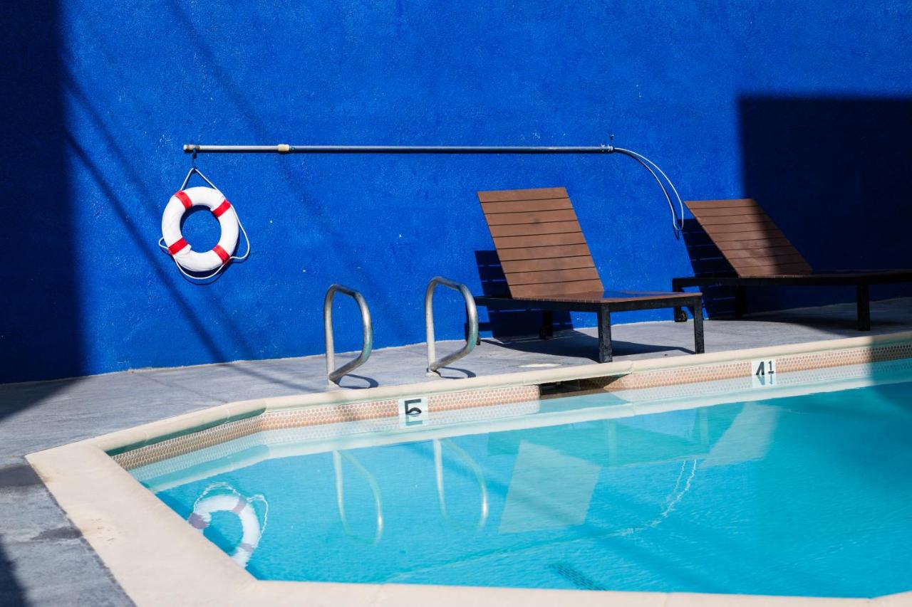 Heated swimming pool: Anaheim Carriage Inn