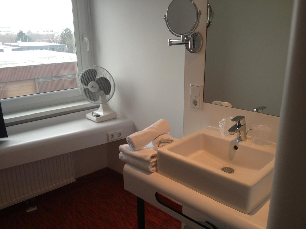 HB1 Budget Hotel - contactless check in photo