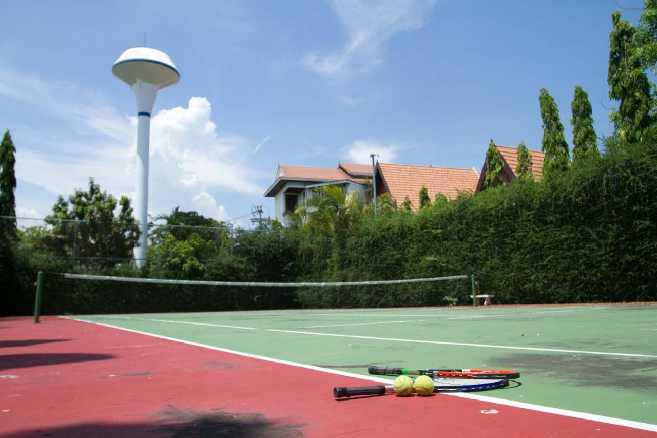 Tennis court: The Orchid Beach Resort @ VIP Chain Resort