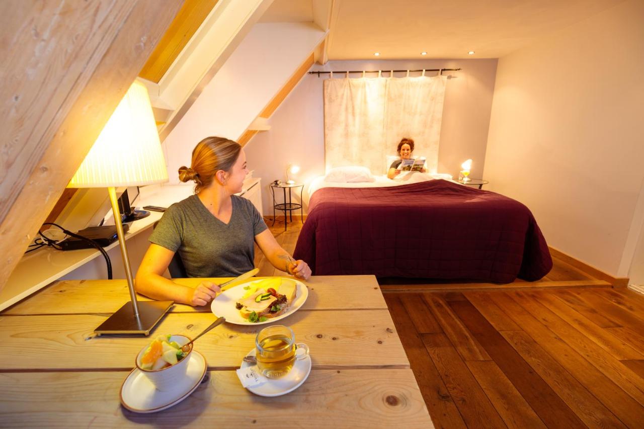 Een bed of bedden in een kamer bij 't VeerHuys