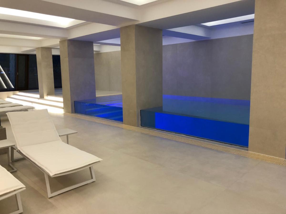 Heated swimming pool: Hotel Pestera Patinoar & Spa