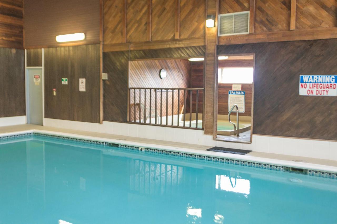 Heated swimming pool: Canterbury Inn