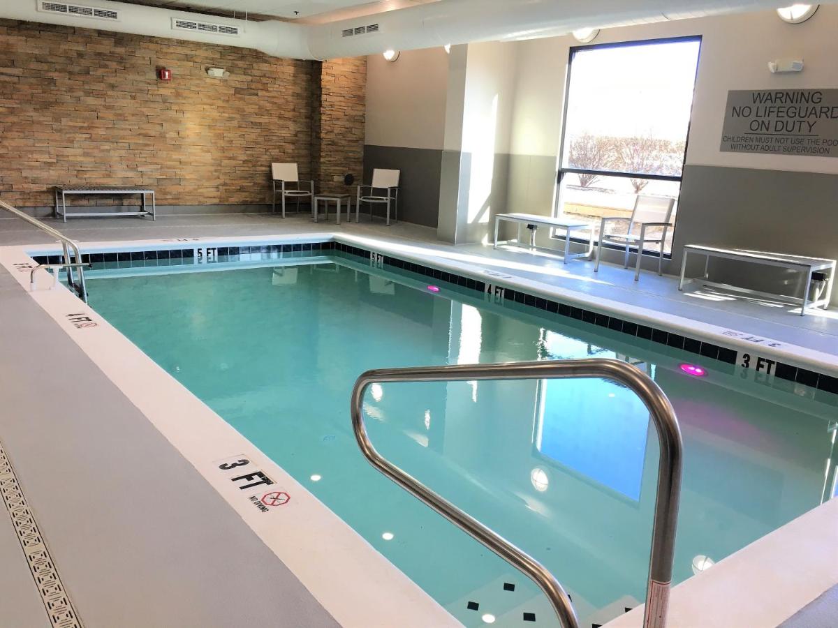 Heated swimming pool: Country Inn & Suites by Radisson Ocean City