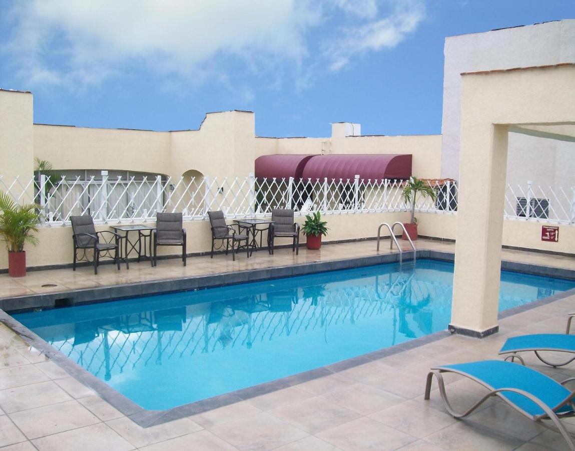 Rooftop swimming pool: Roma Guadalajara in downtown