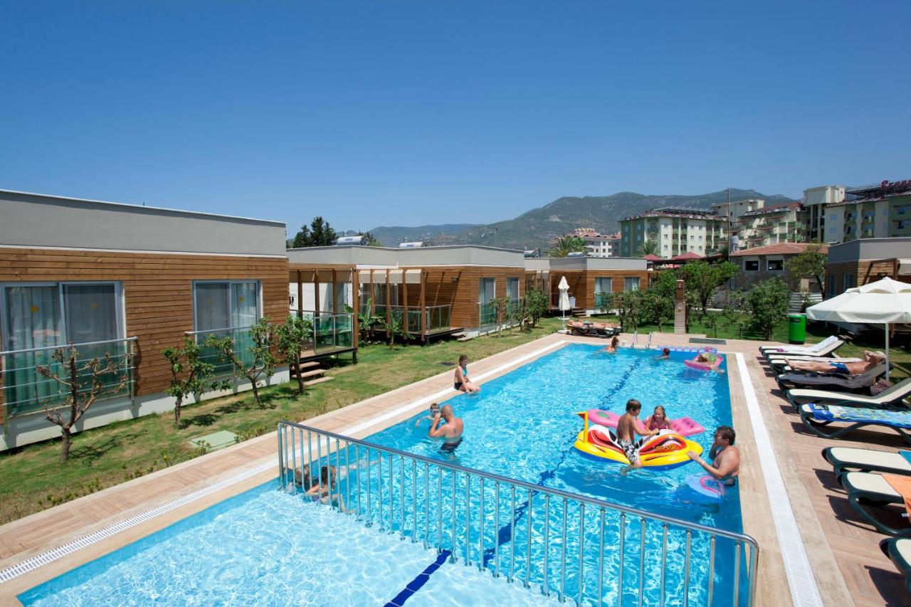 Heated swimming pool: Green Garden Resort & Spa Hotel