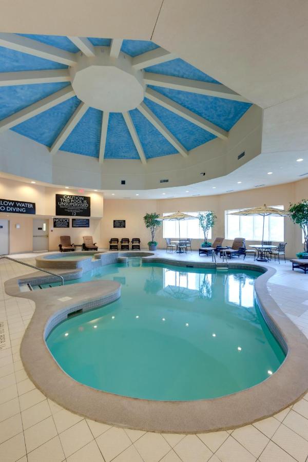 Heated swimming pool: Radisson Hotel & Suites Fallsview