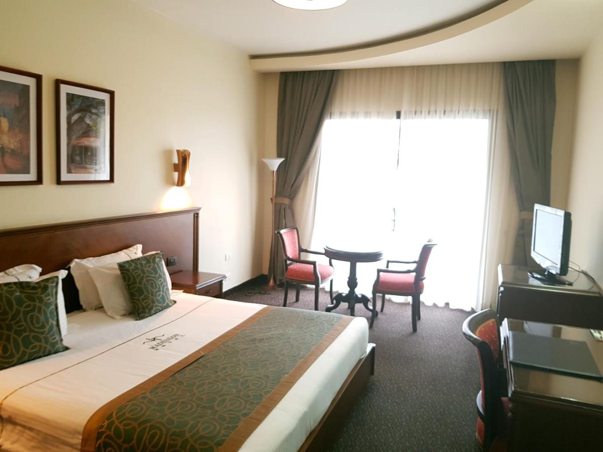 Madisson Hotel photo