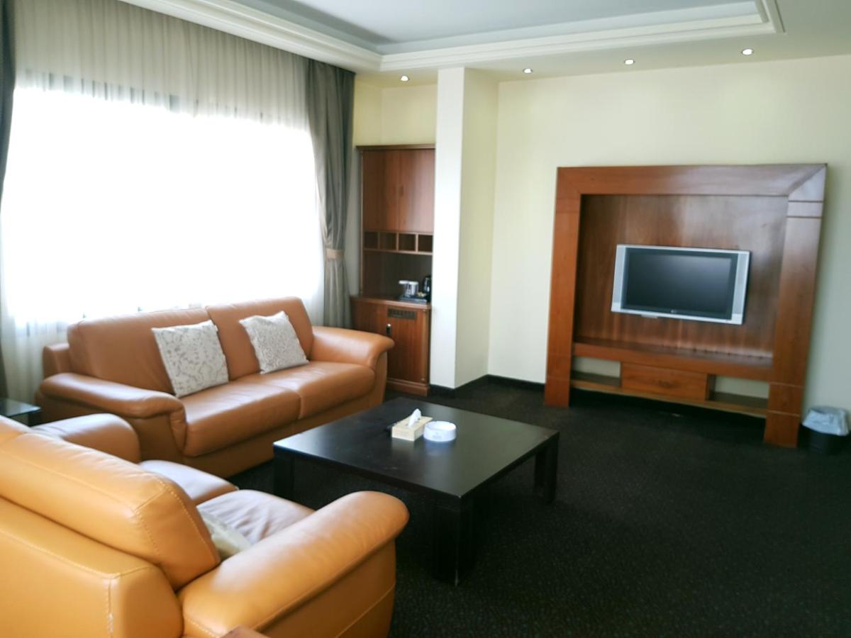 Madisson Hotel photo