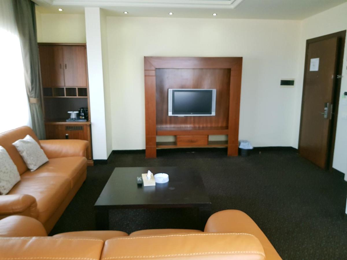 Madisson Hotel photo