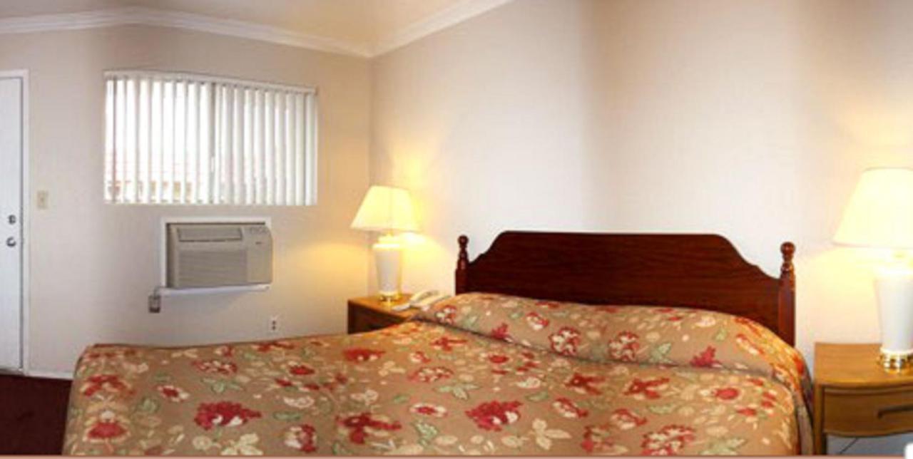Sunset Inn & Suites — photo 13
