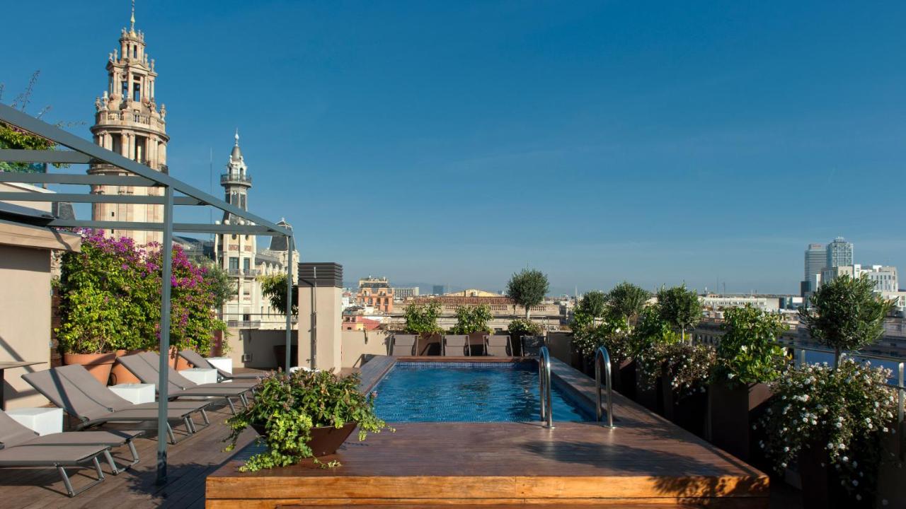 Rooftop swimming pool: Duquesa Suites Barcelona