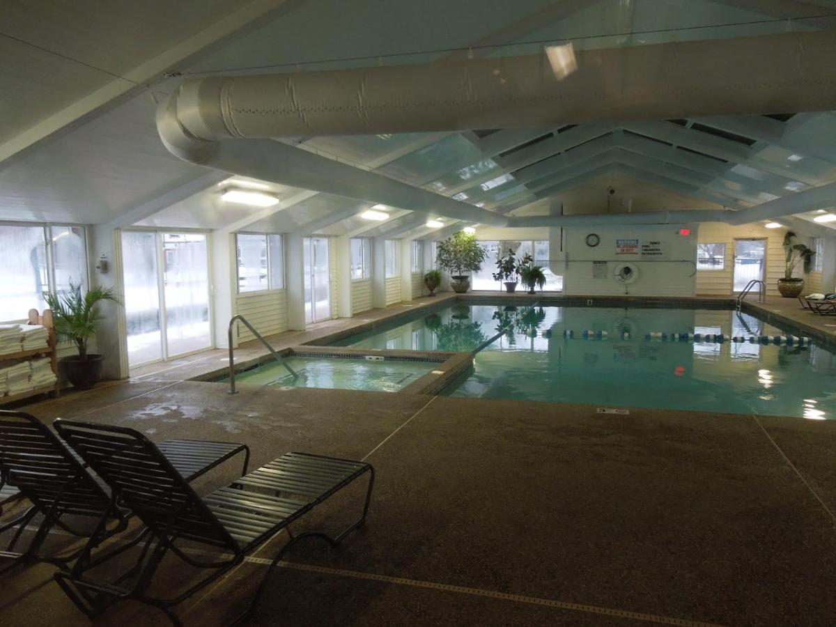 Heated swimming pool: Eastern Slope Inn Resort