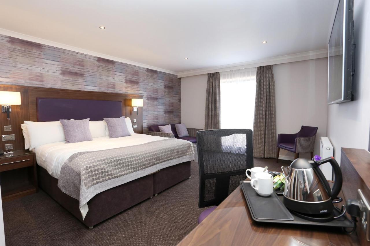 {{ hotelInfo.altText }}