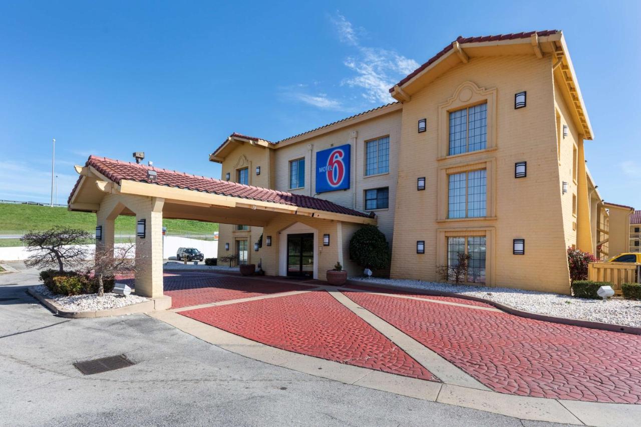 Image: Motel 6-Knoxville, TN