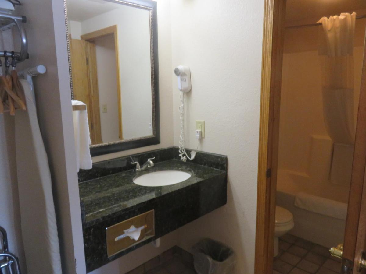 Vista Inn & Suites Fargo, North Dakota — photo 24