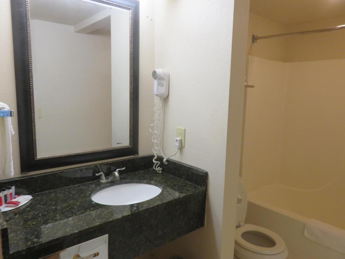 Vista Inn & Suites Fargo, North Dakota — photo 20