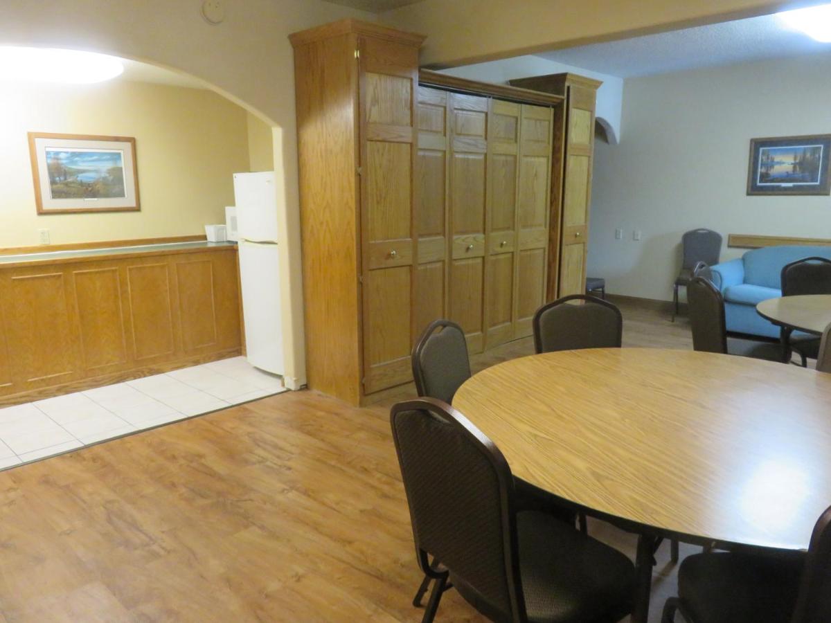 Vista Inn & Suites Fargo, North Dakota — photo 17