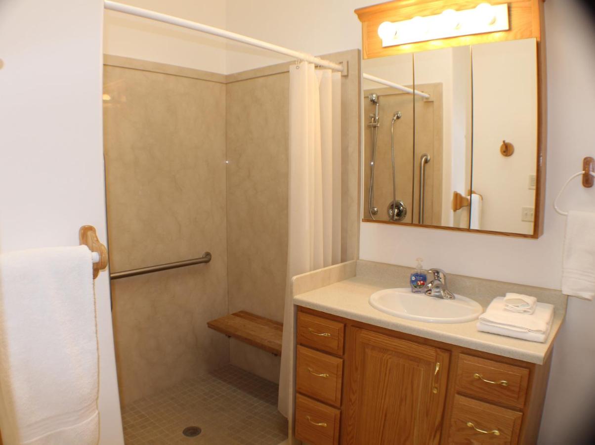 Zions Most Wanted Hotel — photo 18