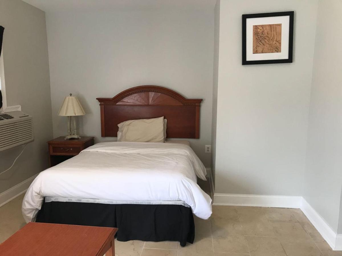 Red Carpet Inn / Bouton Inn — photo 17