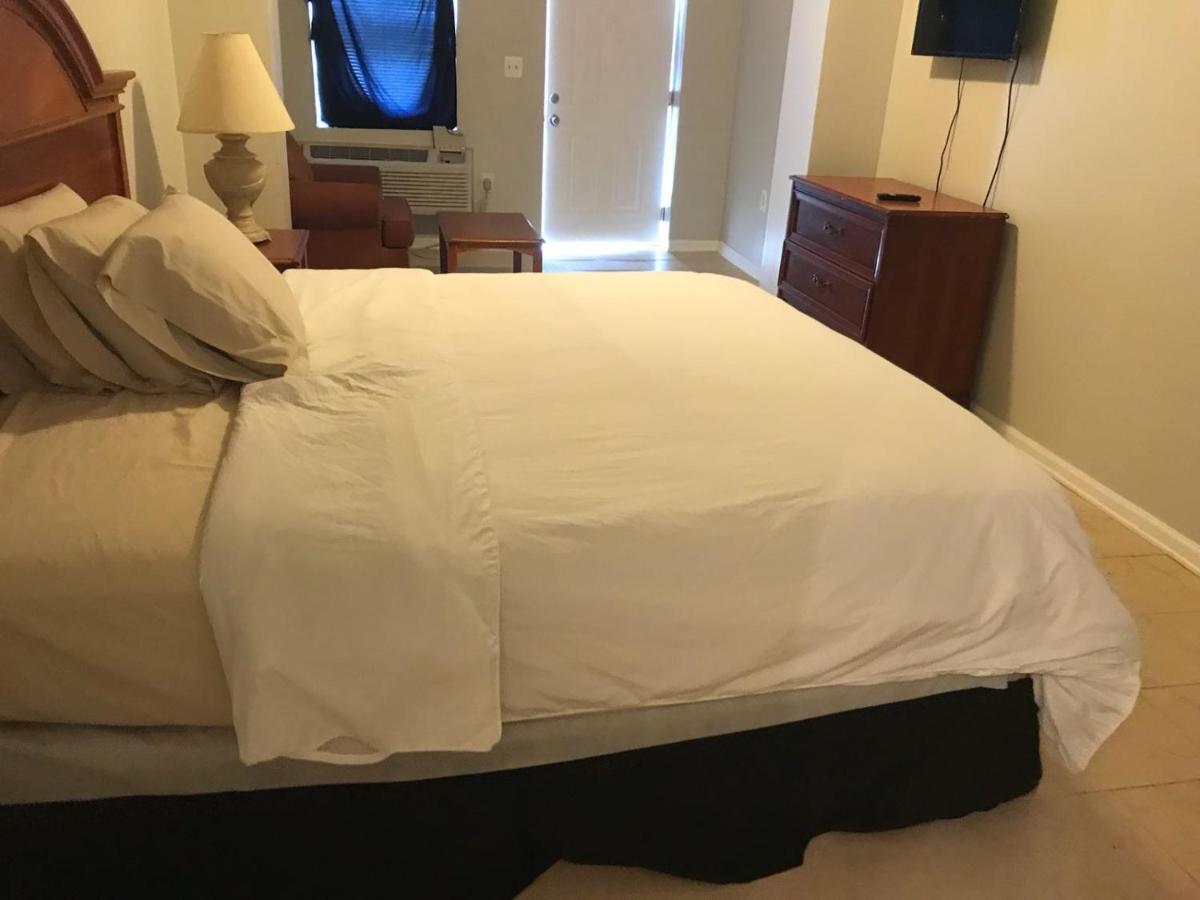 Red Carpet Inn / Bouton Inn — photo 11