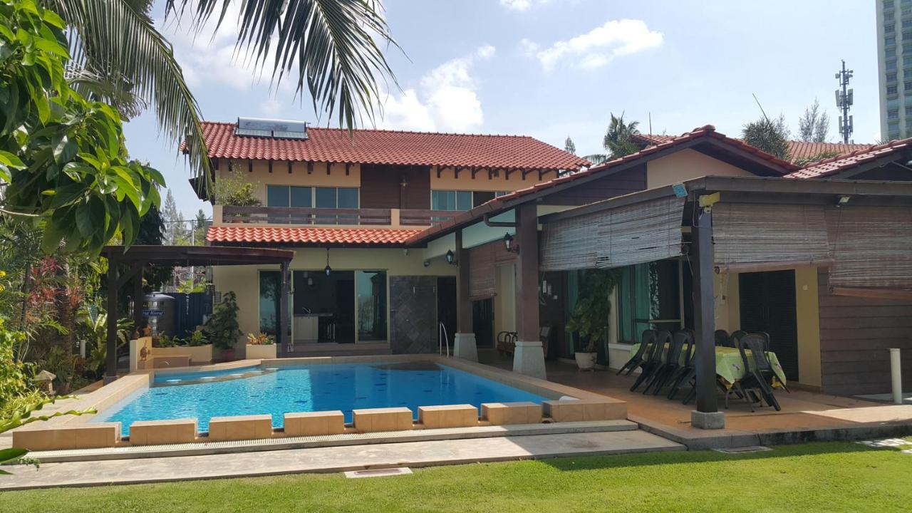 Фото Melaka Beachfront Villa with Pool