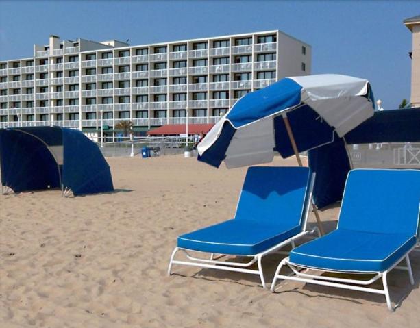 Hotel, plaża: The Oceanfront Inn - Virginia Beach