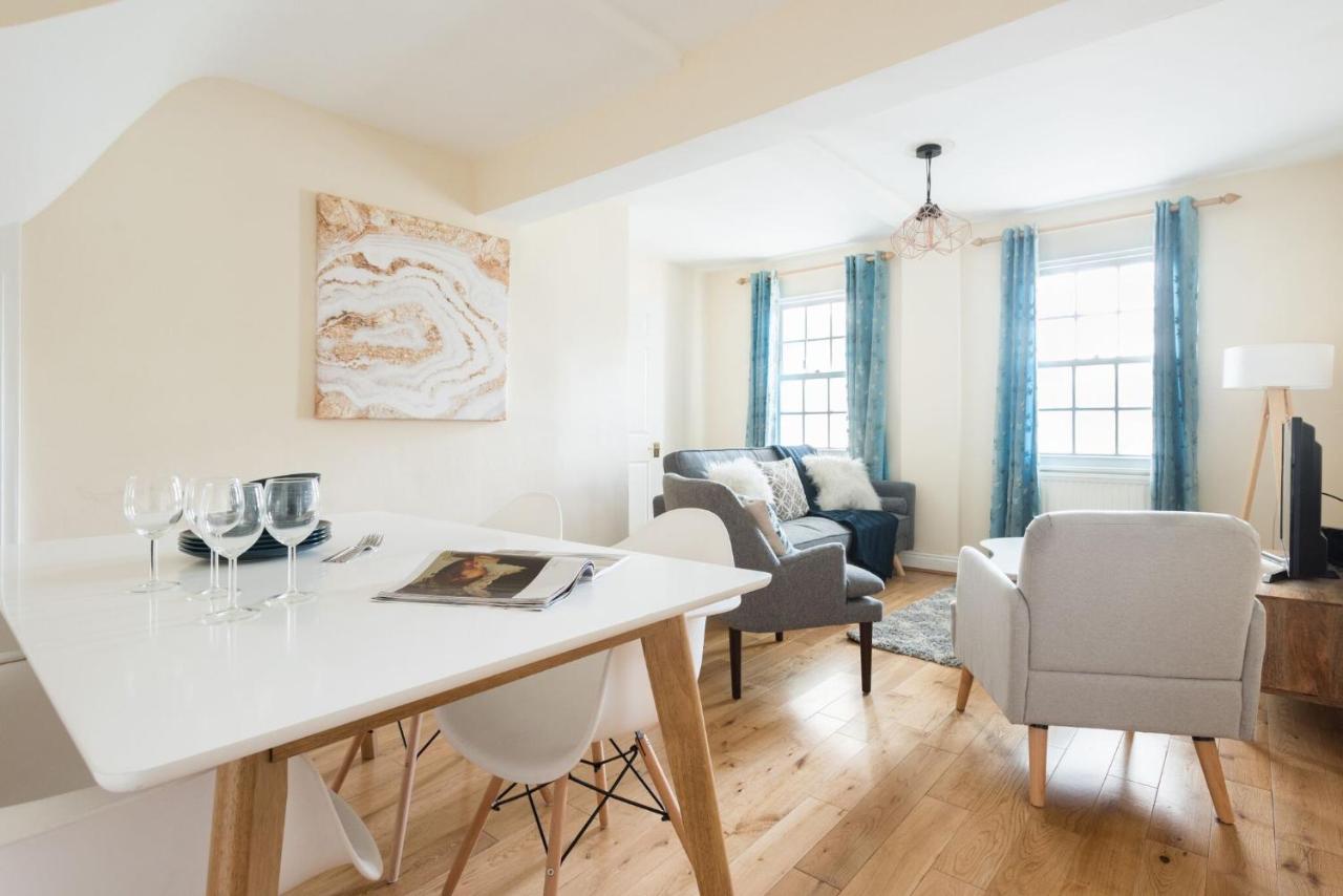 {{ hotelInfo.altText }}