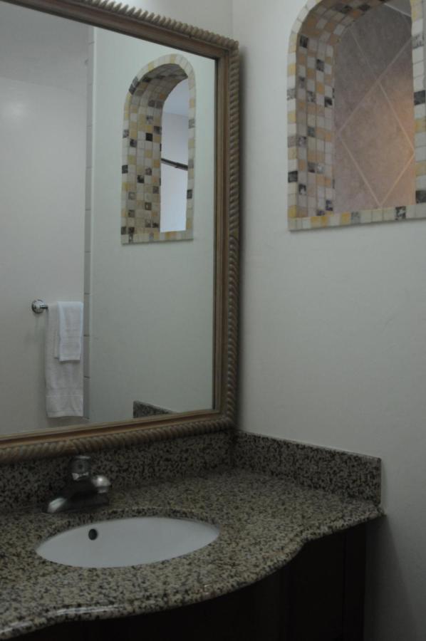 Oasis Inn & Suites — photo 10