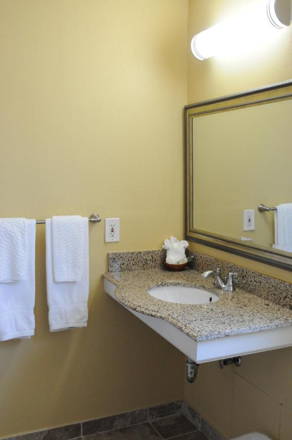 Oasis Inn & Suites — photo 11