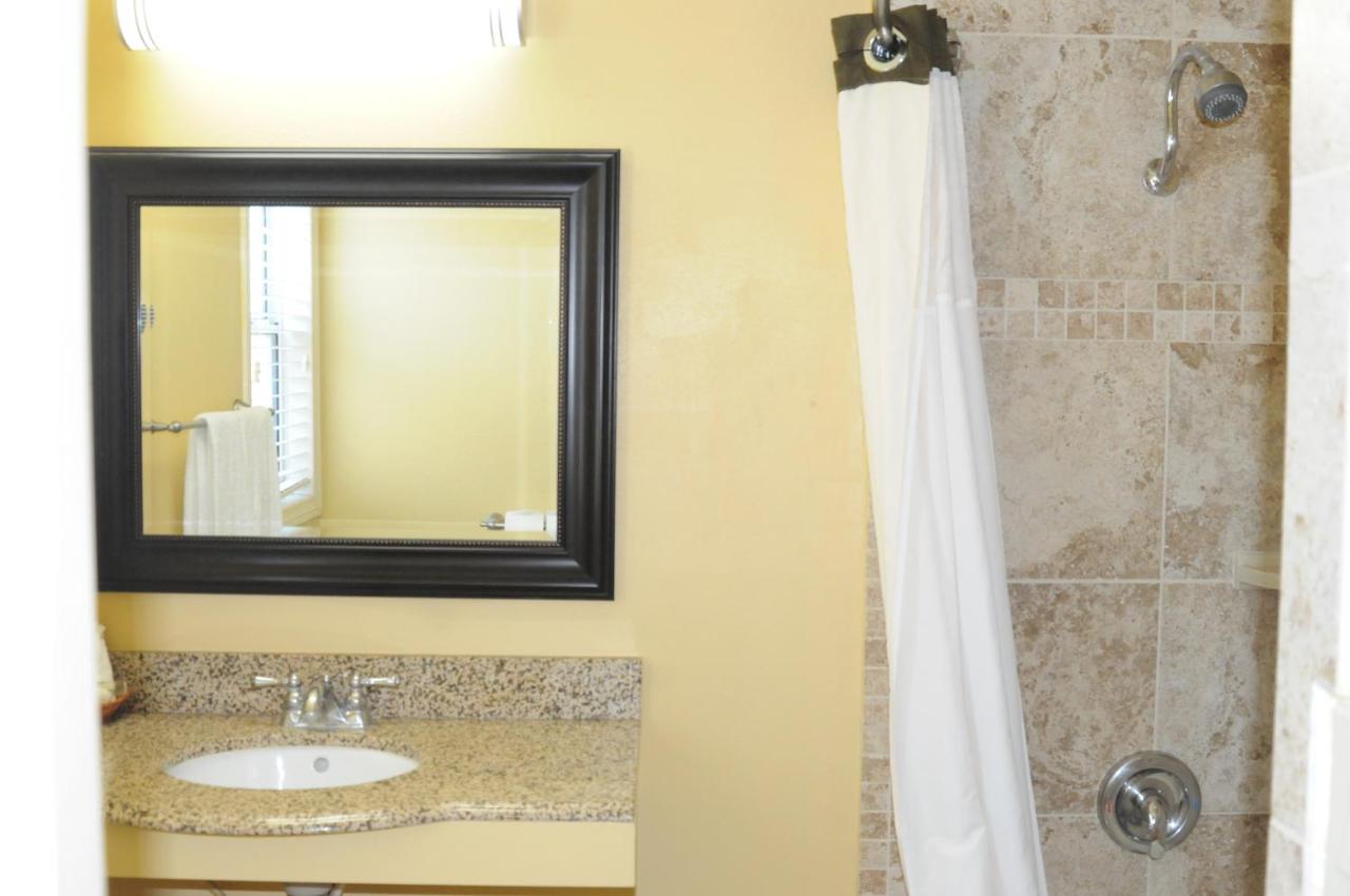 Oasis Inn & Suites — photo 12