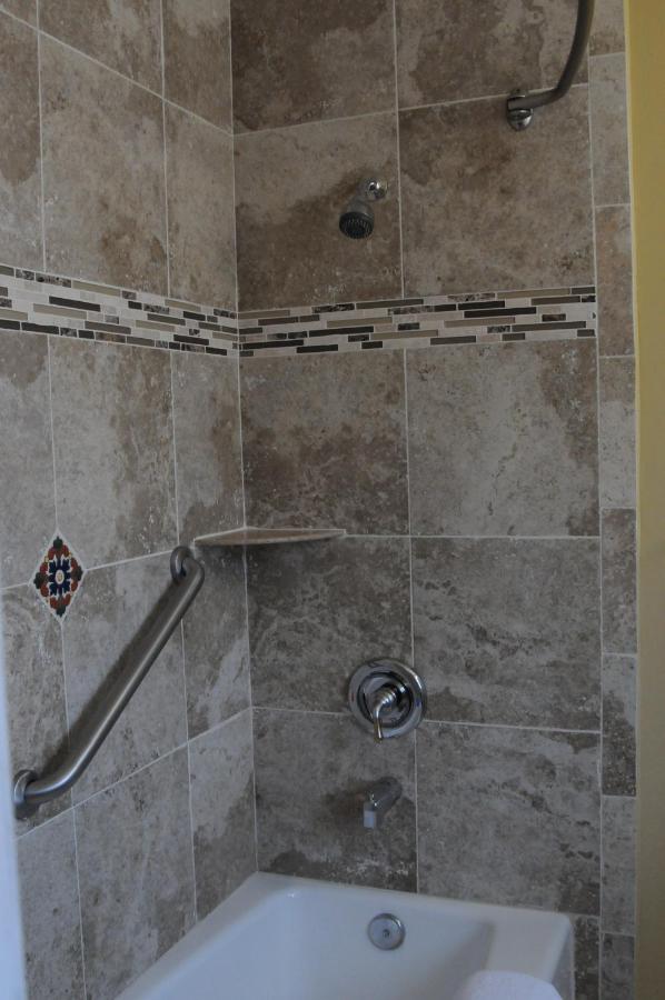 Oasis Inn & Suites — photo 9