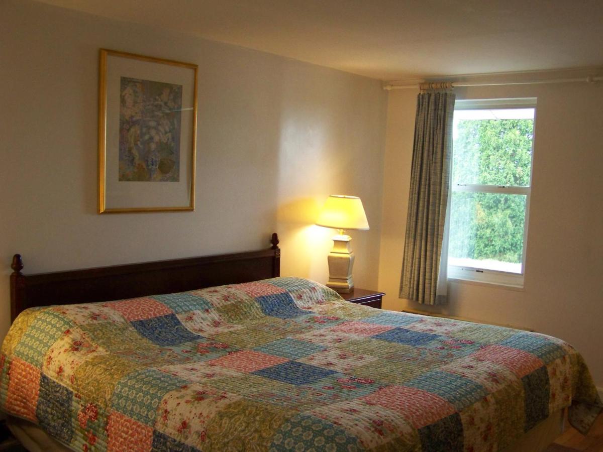 Golden Knight Inn and Suites — photo 9