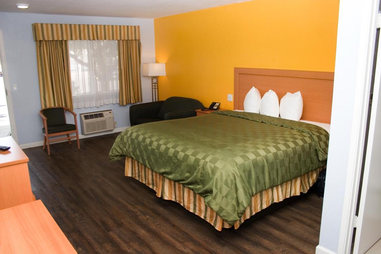 Queen Motel — photo 22
