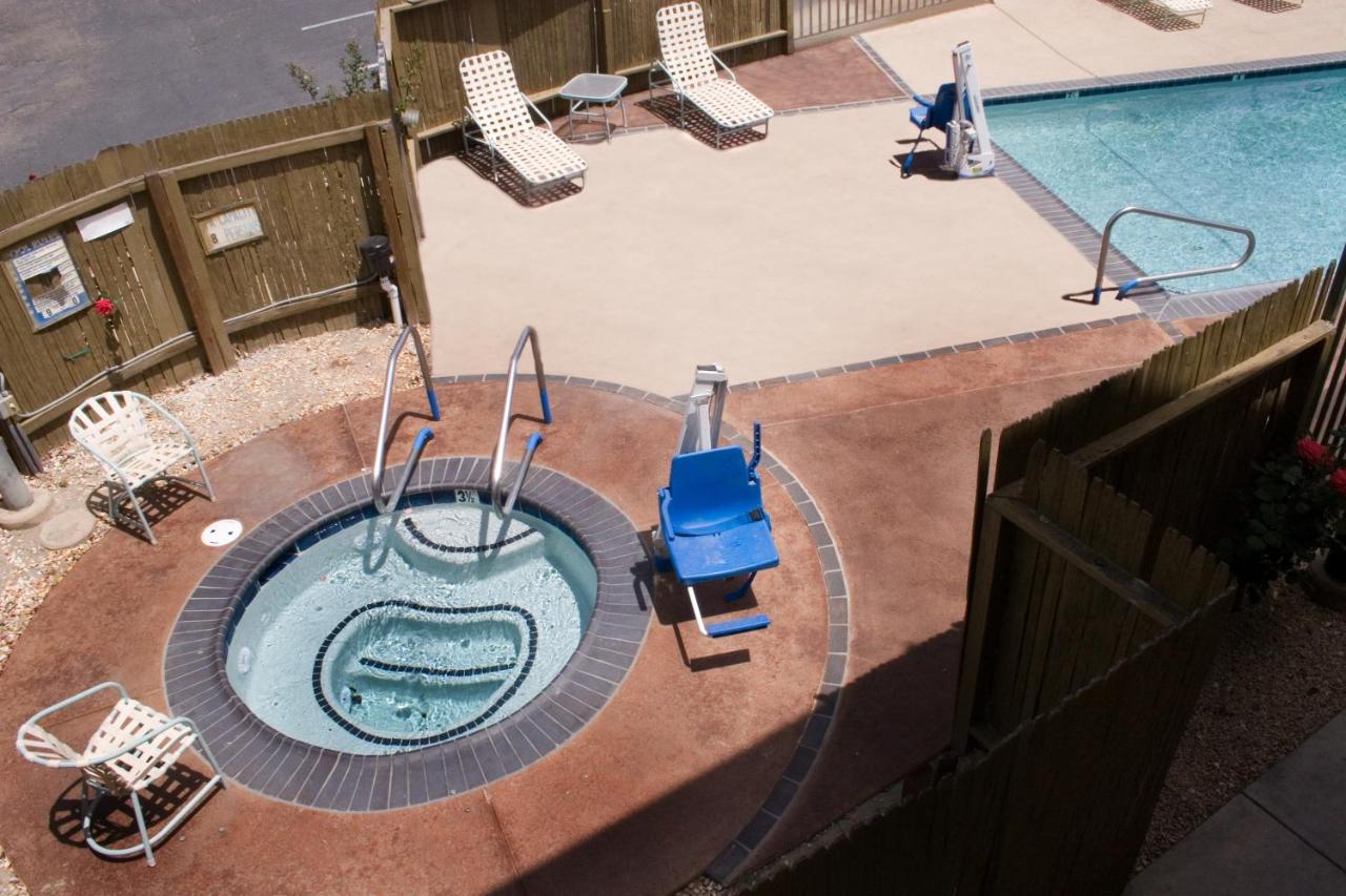 Queen Motel — photo 9
