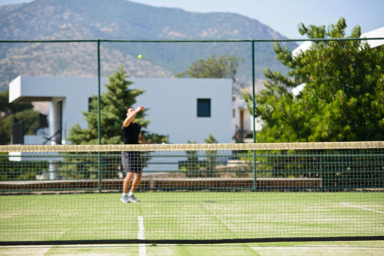 Tennis court: Ramada Resort by Wyndham Bodrum
