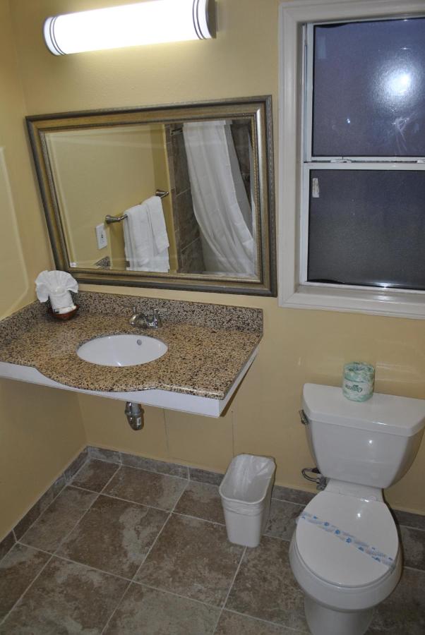 Oasis Inn & Suites — photo 24
