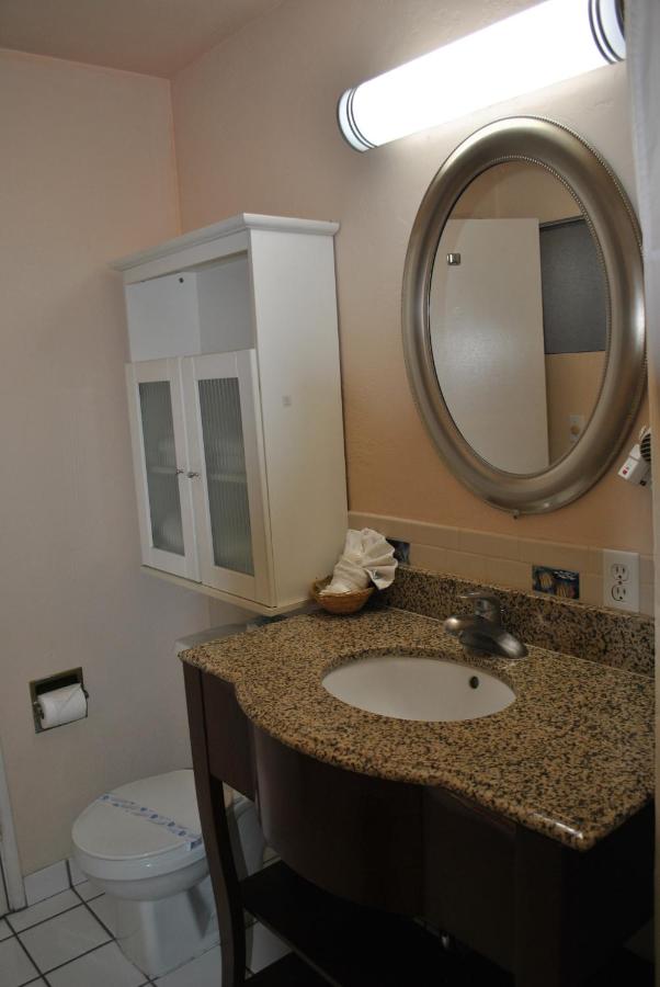 Oasis Inn & Suites — photo 15