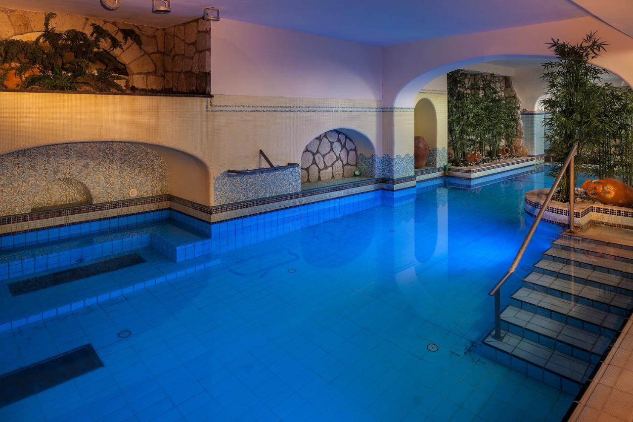 Heated swimming pool: Sorriso Thermae Resort & Spa