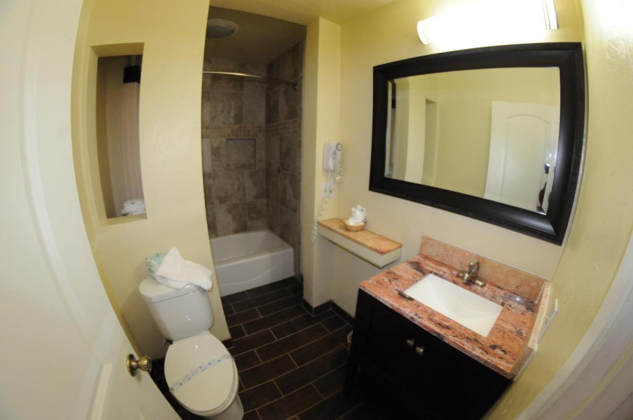Oasis Inn & Suites — photo 8